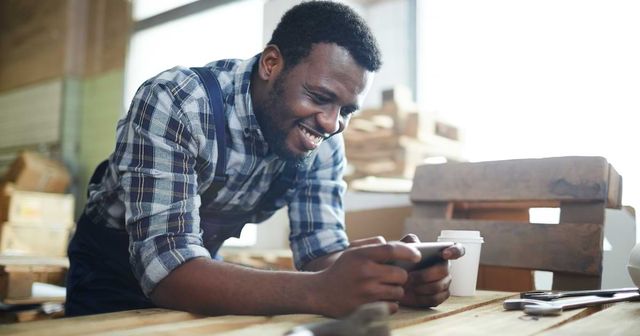 A worker checking his employee communication app demonstrating inspirational message from CEO to staff example.
