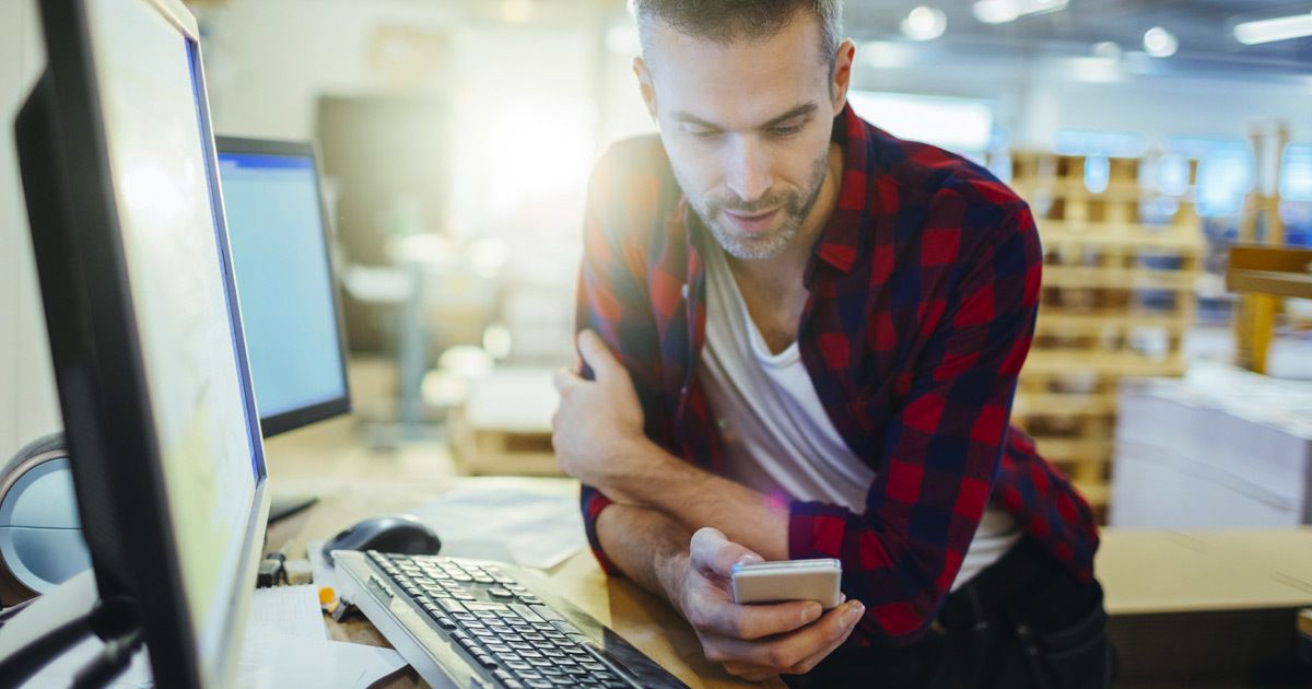 Teaser Manufacturing Worker Mobile Desktop