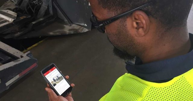 US AutoLogistics Driver with an Employee App