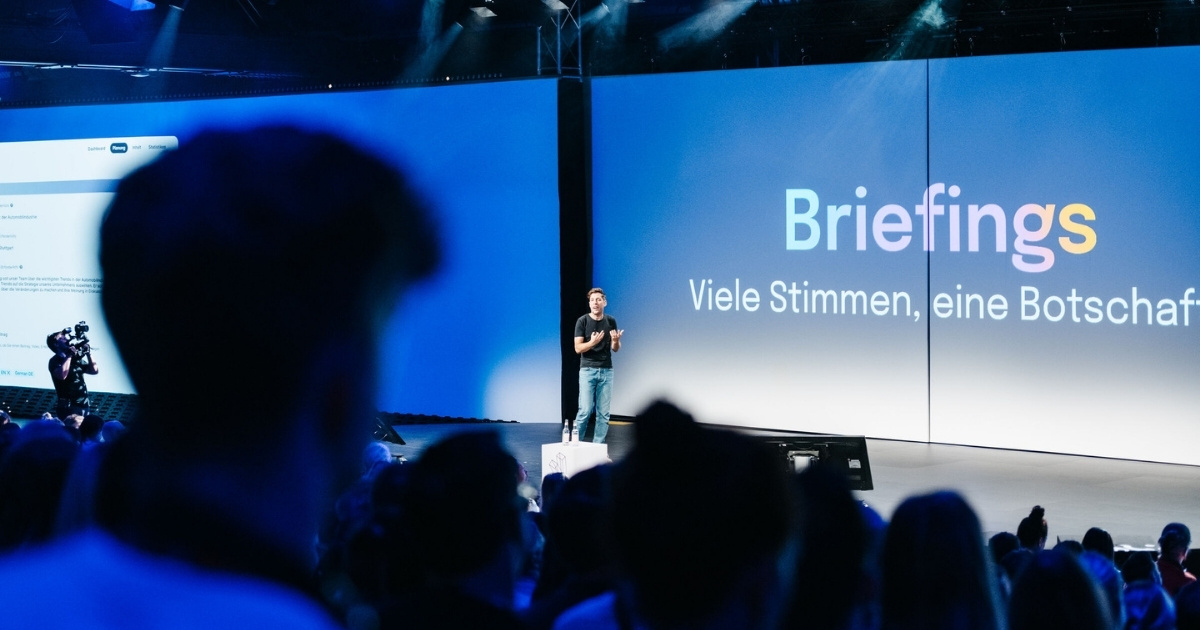 Martin Böhringer auf der Bühne der Voices 2025 in Berlin: Vorstellung der Funktion Briefings