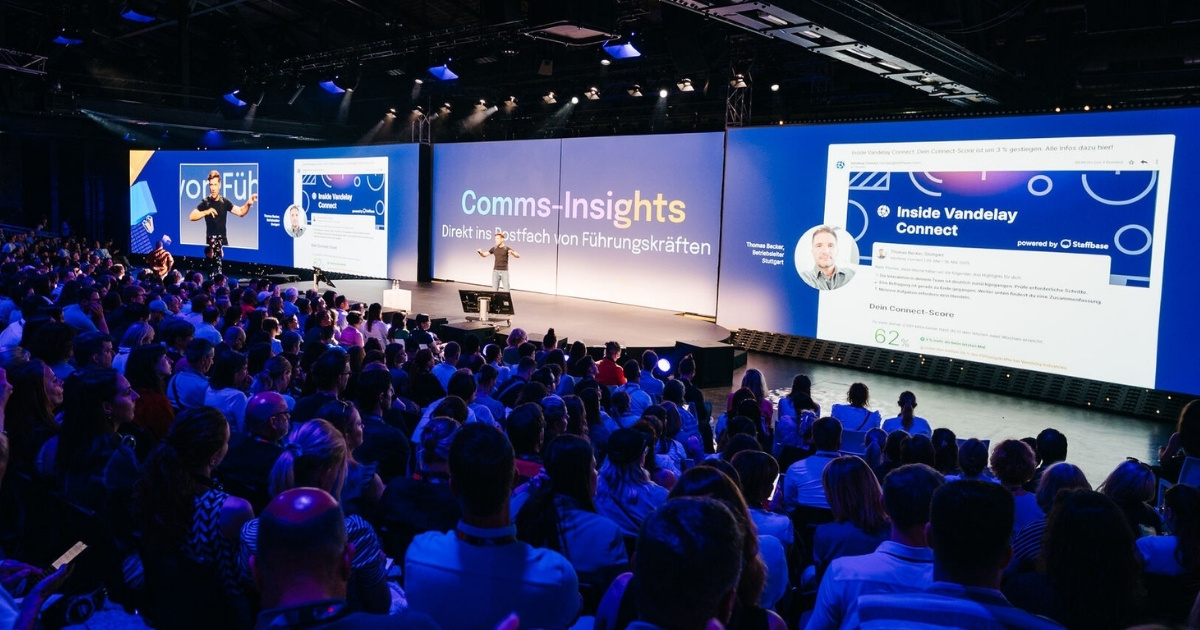 Martin Böhringer auf der Bühne der Voices 2025 in Berlin: Vorstellung der Funktion Comms-Insights für Führungskräfte