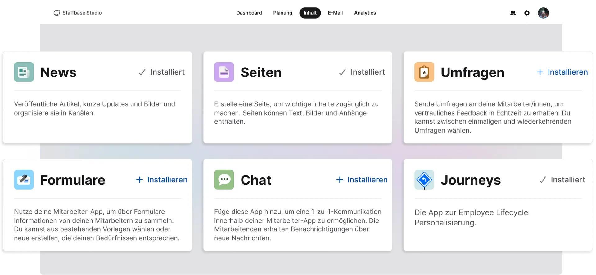 Screenshot des Backend-Dashboards von Staffbase Studio, das verschiedene Module wie "News", "Seiten", "Umfragen", "Formulare", "Chat" und "Journeys" auflistet. Die Module können installiert oder sind bereits installiert.