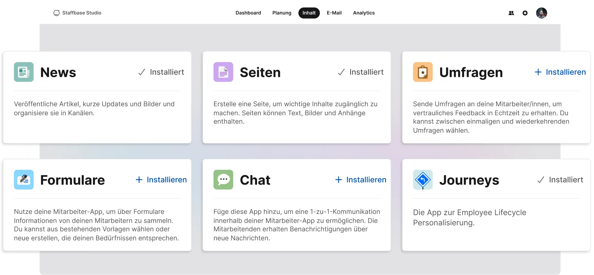 Screenshot des Backend-Dashboards von Staffbase Studio, das verschiedene Module wie "News", "Seiten", "Umfragen", "Formulare", "Chat" und "Journeys" auflistet. Die Module können installiert oder sind bereits installiert.