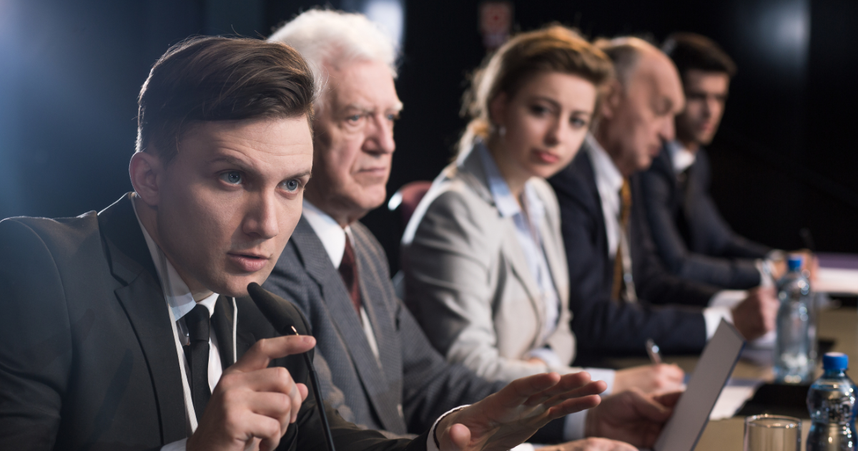 Foto von einer Pressekonferenz als Beispiel für einen Kanal in der Krisenkommunikation