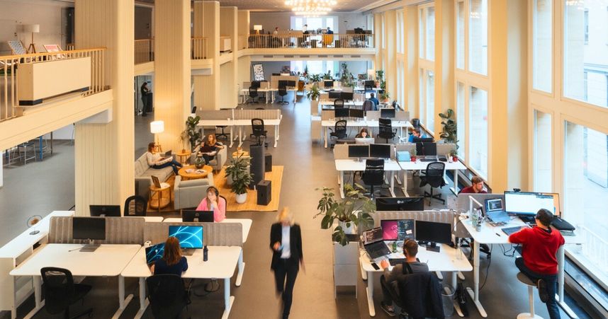 Lichtdurchflutetes Großraumbüro