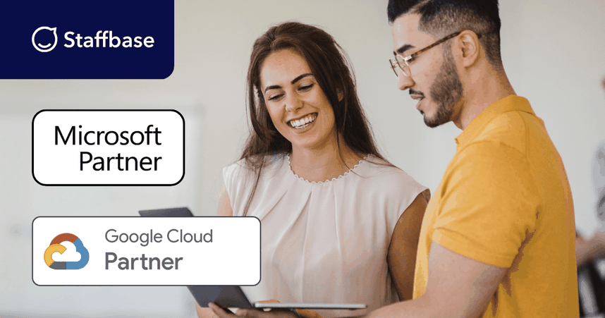 Staffbase ist offizieller Microsoft Partner und Google Cloud Partner. Das Bild zeigt zwei Menschen mit einem Laptop und die Partner-Badges von Microsoft und Google.