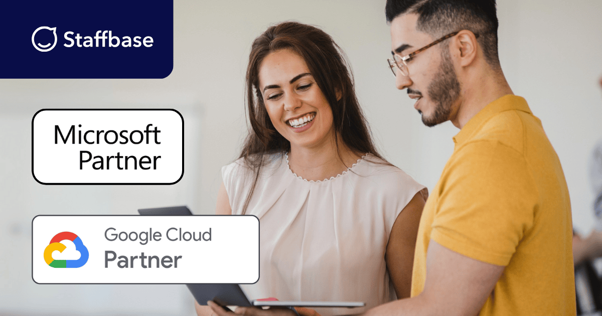Staffbase ist offizieller Microsoft Partner und Google Cloud Partner. Das Bild zeigt zwei Menschen mit einem Laptop und die Partner-Badges von Microsoft und Google.
