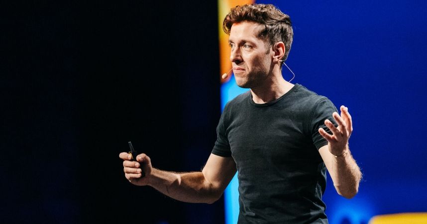 Martin Böhringer auf der Bühne der Voices 2025 in Berlin