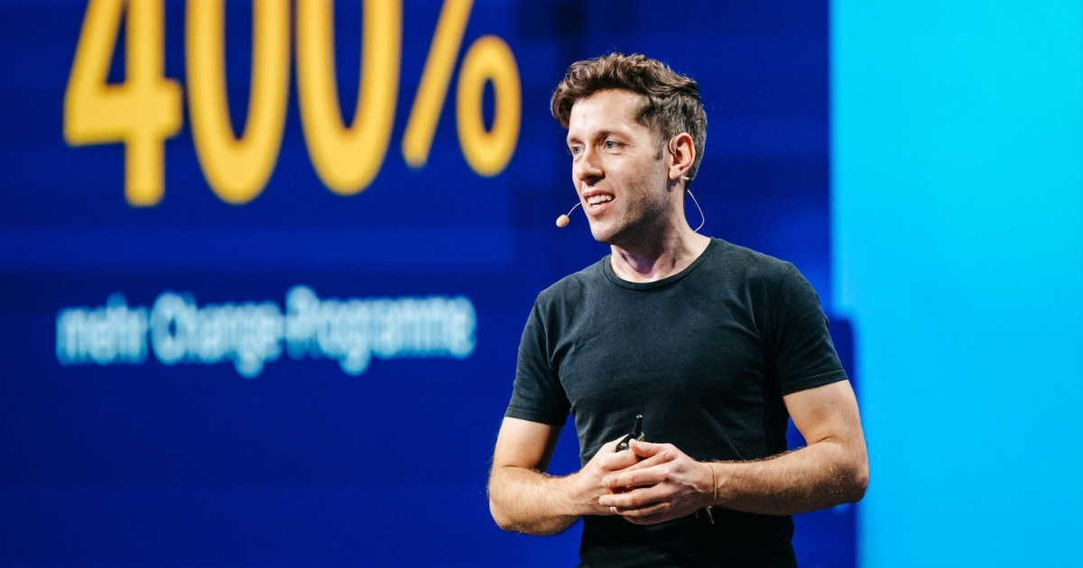 Martin Böhringer auf der Bühne der Voices 2025 in Berlin über den Anstieg von Change-Programmen