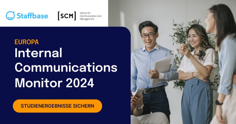 Werbegrafik für den 'Internal Communications Monitor 2024 – Europa' von Staffbase und der School for Communication and Management (SCM). Links auf dunkelblauem Hintergrund der Titel und ein gelber Button mit der Aufschrift 'Studienergebnisse sichern'. Rechts im Bild eine Gruppe von vier lachenden Kolleg*innen, die gemeinsam in einem Büro stehen und sich austauschen.