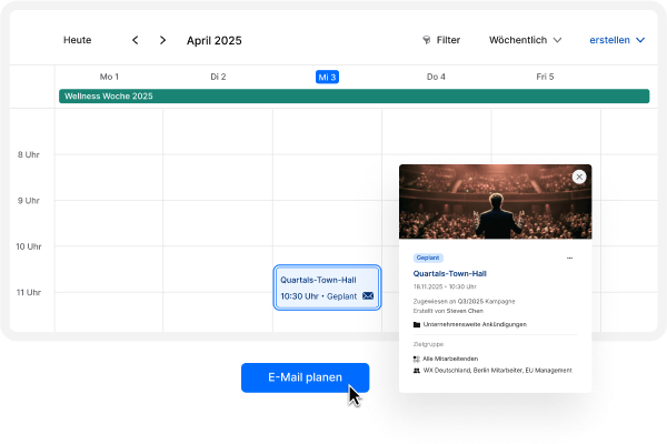Kalenderansicht für April 2025 im Staffbase-Redaktionsplan mit einem geplanten Termin „Quartals-Town-Hall“ am Mittwoch, 3. April um 10:30 Uhr. Ein Pop-up zeigt Details zur Veranstaltung, Zielgruppe und Ersteller. Unten befindet sich ein blauer Button mit der Aufschrift „E-Mail planen“.