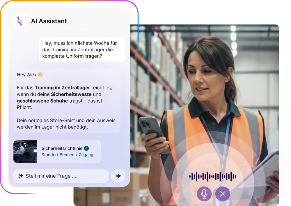 Eine Frau in einem Lagerhaus überprüft ihr Smartphone, auf dem ein Chat mit einem KI-Assistenten über Schulungsanforderungen angezeigt wird. Sie trägt eine Sicherheitsweste und hält ein Klemmbrett in der Hand.