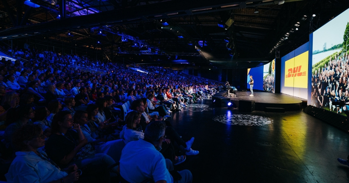 Martin Böhringer auf der Bühne der Voices 2025 in Berlin: Vorstellung Use Case von DHL