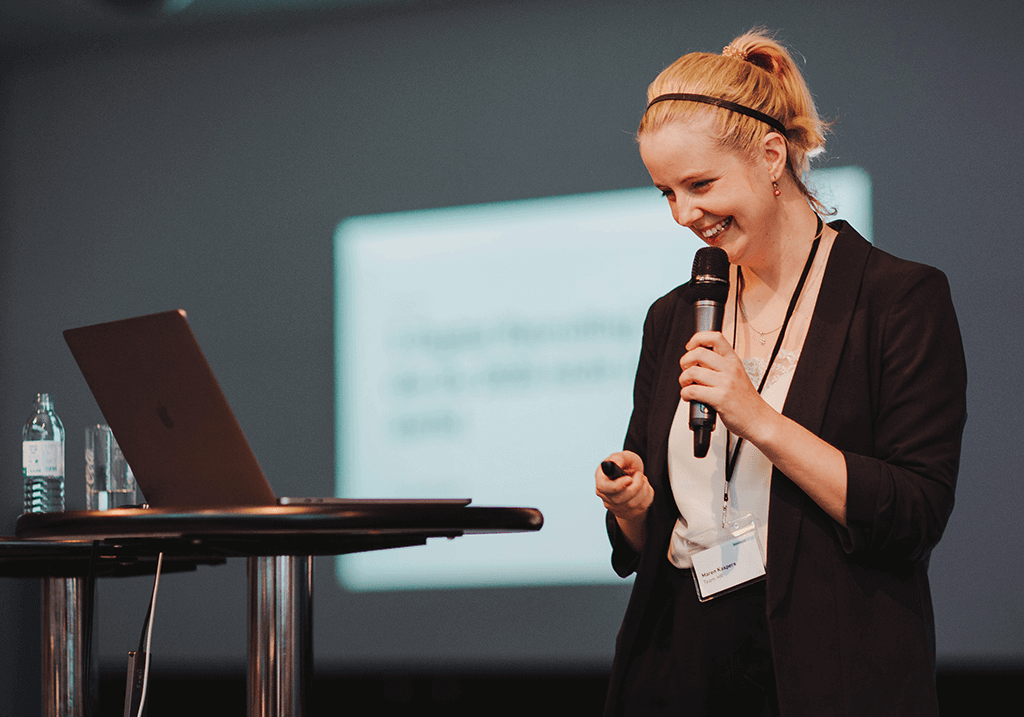 Maren Kaspers von Staffbase und Team HR auf der Bühne des DMDKO 2020 in Koblenz
