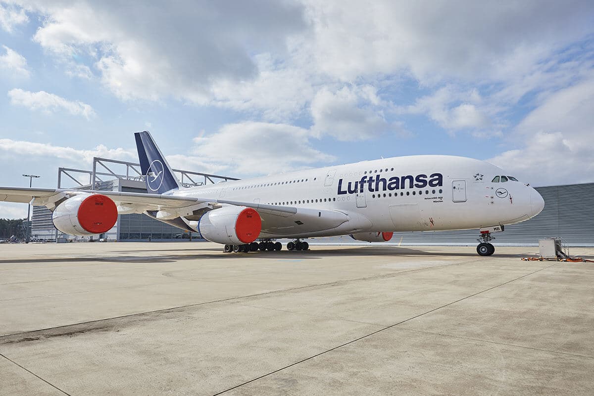 Eine Lufthansa-Maschine auf dem Flughafengelände