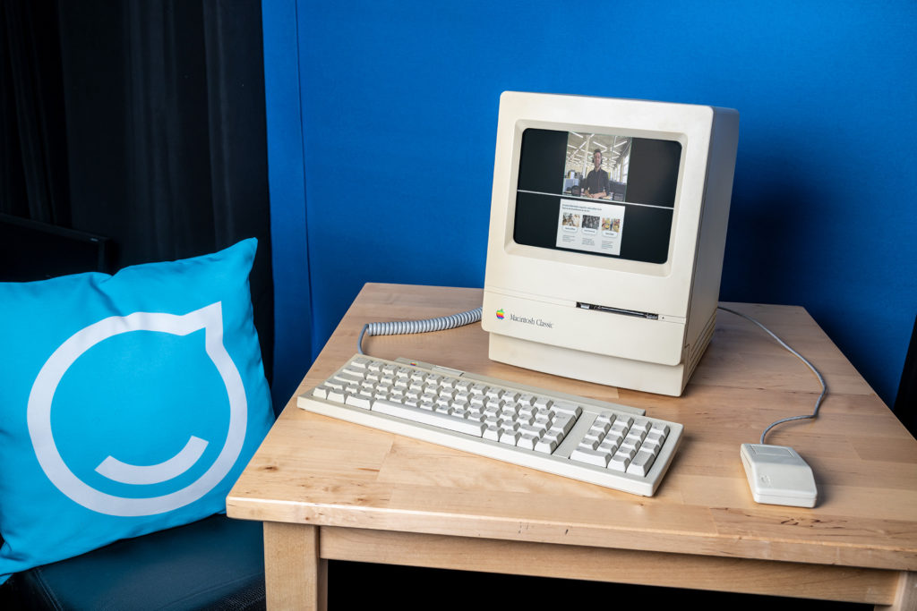 Ein Macintosh auf einem Tisch bei der Voices-Konferenz 2020