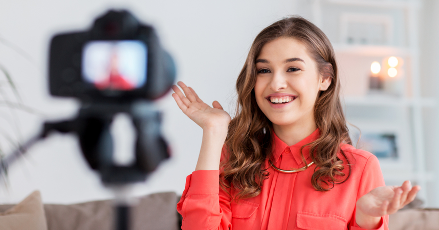 Frau wird mit Kamera gefilmt für ein Video in der internen Kommunikation