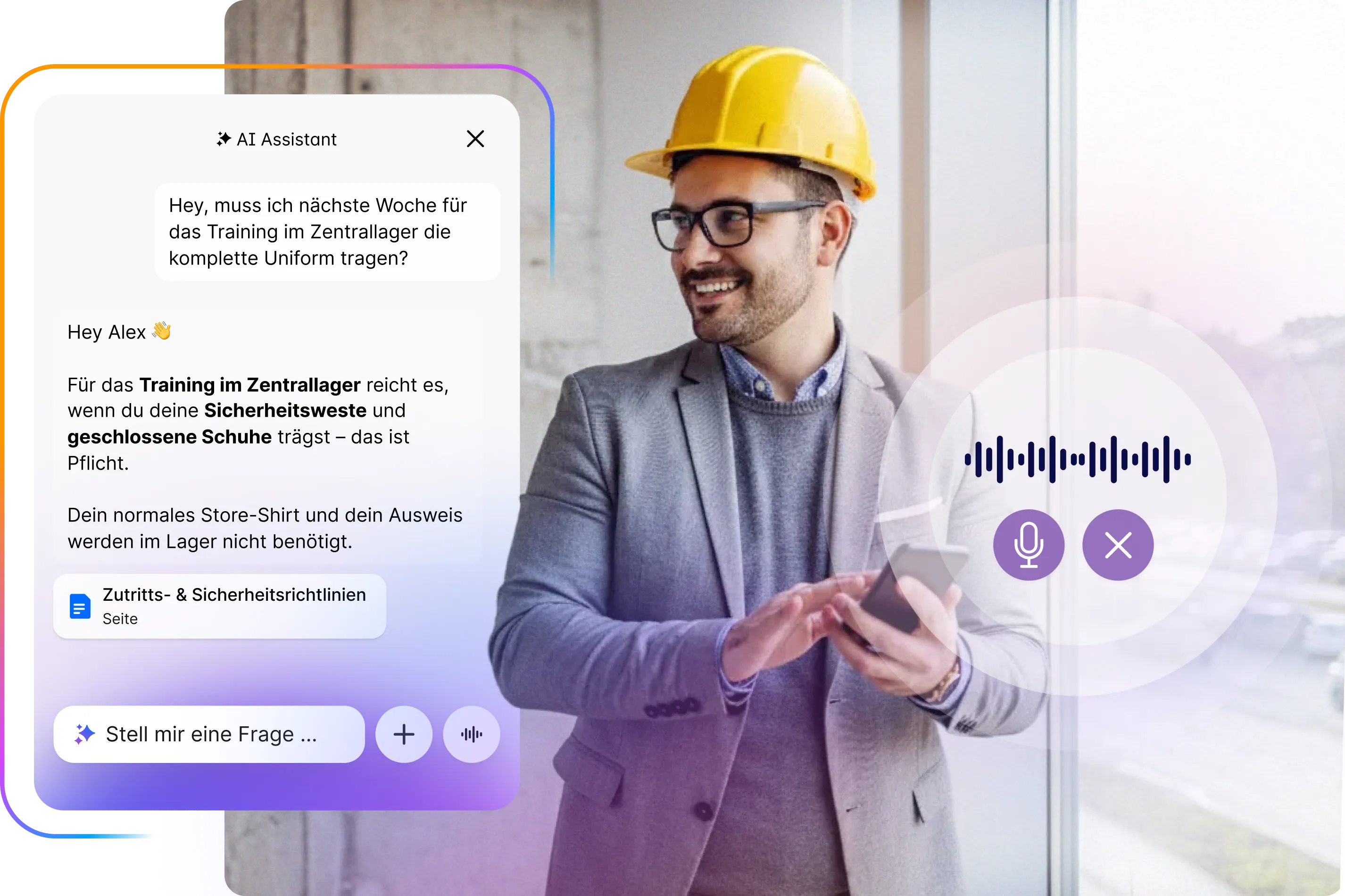 Ein lächelnder Mitarbeiter in Anzug und Bauhelm interagiert mit seinem Smartphone. Überlagert ist ein Chatfenster des "AI Assistant", der eine Frage zur Arbeitskleidung beantwortet (Pflicht für Sicherheitsweste und geschlossene Schuhe für ein Training). Die Antwort enthält einen Link zu "Zutritts- & Sicherheitsrichtlinien". Unten ist die aktive Sprachaufnahme-Funktion sichtbar.