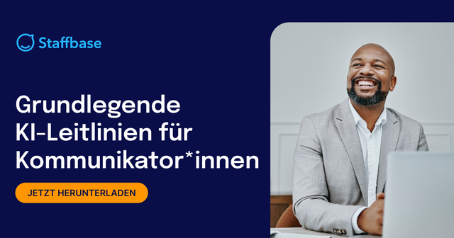 Banner von Staffbase mit dem Titel „Grundlegende KI-Leitlinien für Kommunikator*innen“. Ein lächelnder Mann im grauen Anzug sitzt an einem Schreibtisch mit Laptop. Auf dunkelblauem Hintergrund steht ein Hinweis zum Download der Leitlinien. Ein gelber Button trägt die Aufschrift „Jetzt herunterladen“.