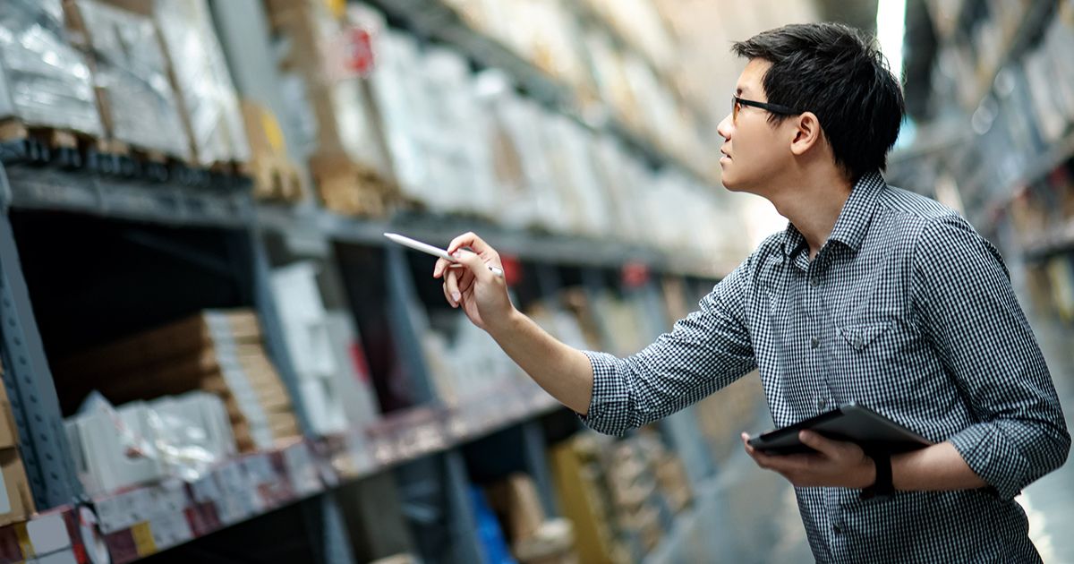 Mann mit Checkliste in Warenhaus