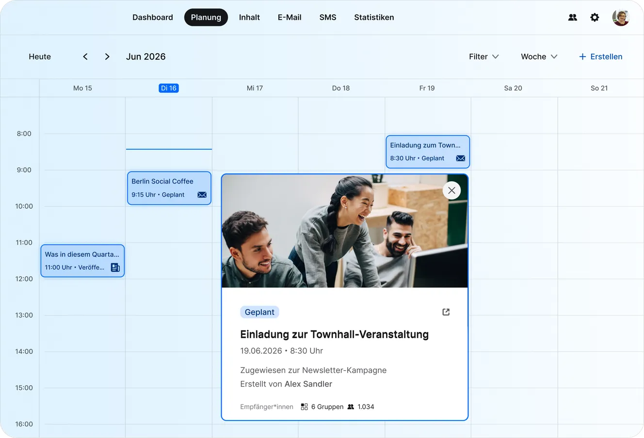 Staffbase Planungskalender mit geplanten Beiträgen und Detailansicht der Einladung zur Townhall-Veranstaltung mit 1.034 Empfänger*innen
