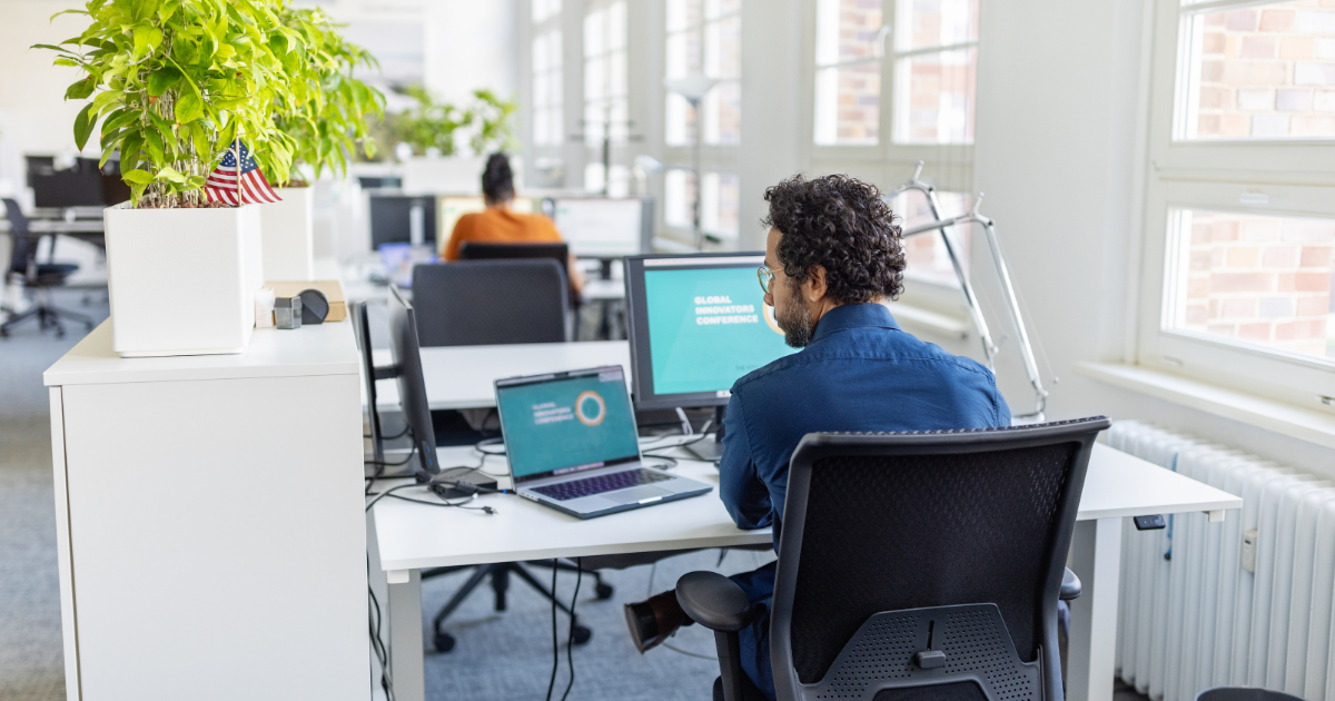 homme au bureau sur ordinateur portable