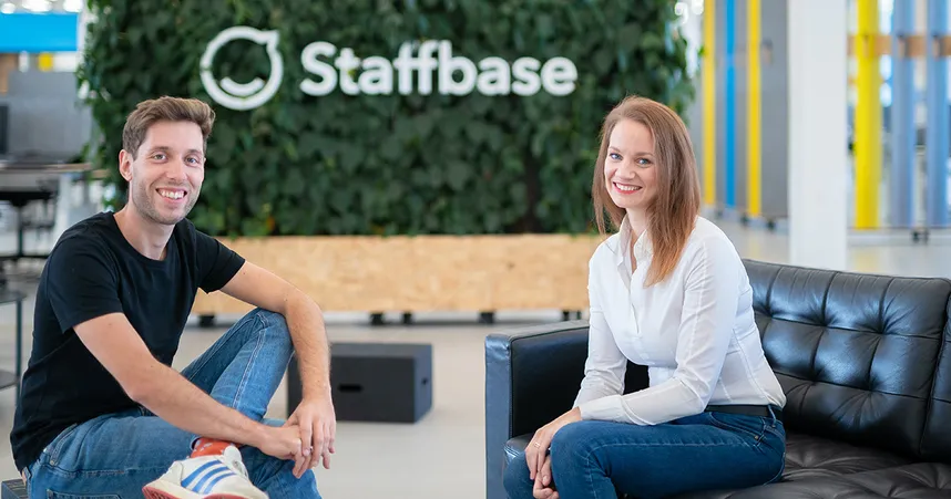 Staffbase CEO Martin Böhringer und teambay Gründerin Sarah Manes