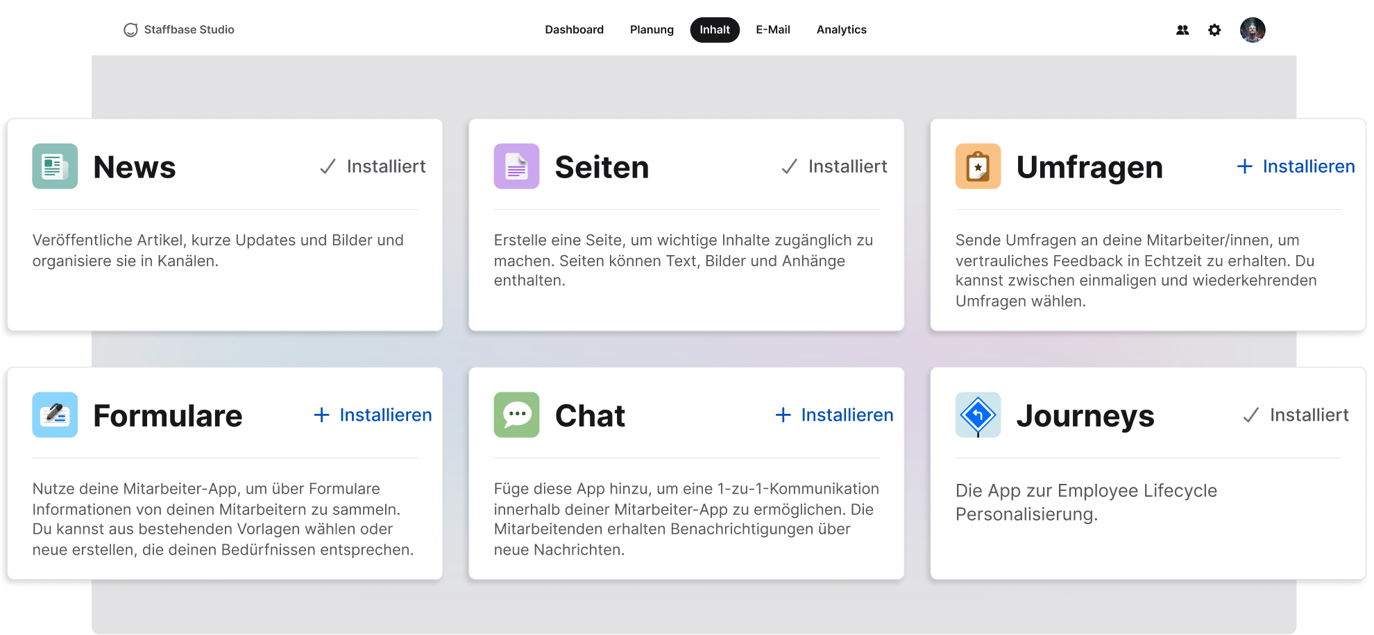 Screenshot des Backend-Dashboards von Staffbase Studio, das verschiedene Module wie "News", "Seiten", "Umfragen", "Formulare", "Chat" und "Journeys" auflistet. Die Module können installiert oder sind bereits installiert.
