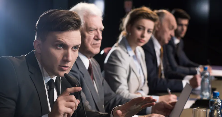 Foto von einer Pressekonferenz als Beispiel für einen Kanal in der Krisenkommunikation