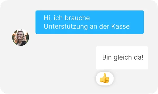 Chat-Austausch mit einer Bitte um Unterstützung an der Kasse und einer Antwort mit dem Inhalt „Bin gleich da!“ und einem Daumen-hoch-Emoji.