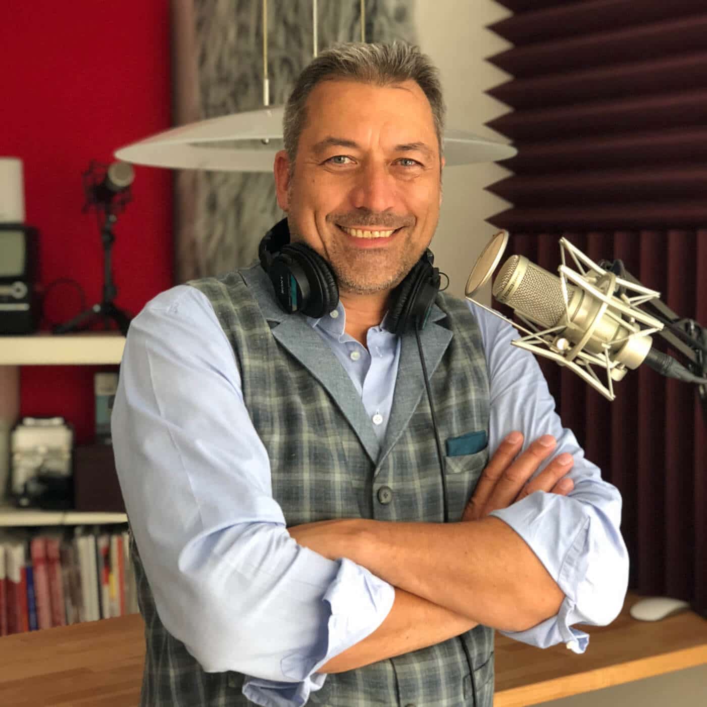 Podcast-Produzent Alex Wunschel im Studio