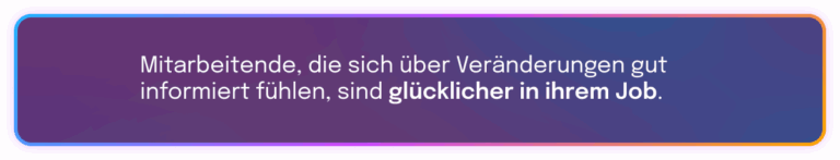 Lila-blauer Infokasten mit dem Text: „Mitarbeitende, die sich über Veränderungen gut informiert fühlen, sind glücklicher in ihrem Job.“
