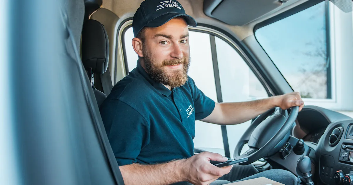 Paketfahrer mit Handy: Wie sieht der moderne Arbeitsplatz für ihn aus?