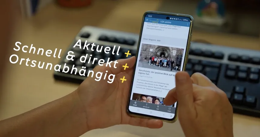 Person hält Smartphone mit Staffbase Mitarbeitenden-App, Startseite "LGA update" mit News-Beitrag; Textoverlay "Aktuell + Schnell & direkt + Ortsunabhängig" Title: Staffbase App auf Smartphone – aktuell, schnell, ortsunabhängig