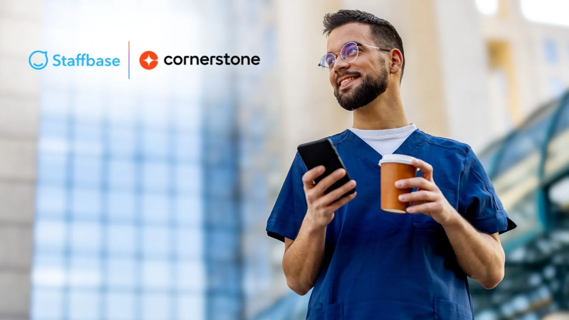 Staffbase und Cornerstone machen Schulungen für Non-Desk-Mitarbeitende auf dem Smartphone zugänglich