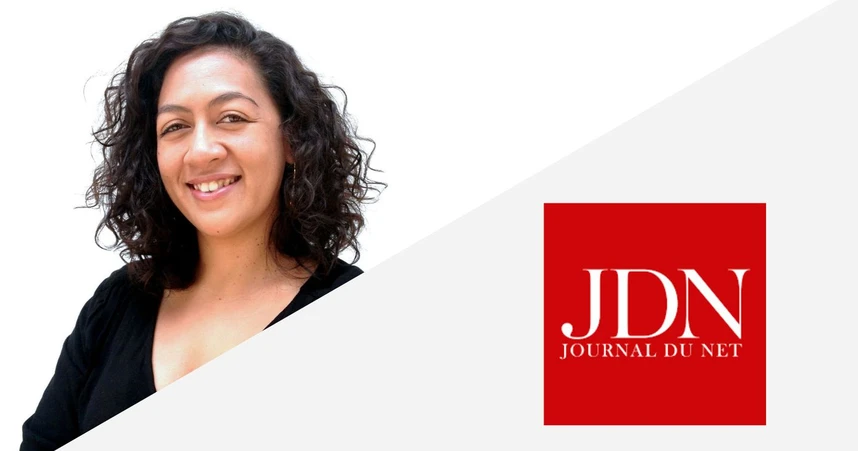 Smiling person with curly hair next to a red Journal du Net logo.
