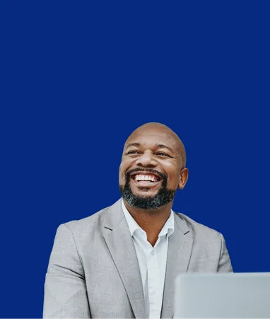 Lächelnder Mann mit Laptop