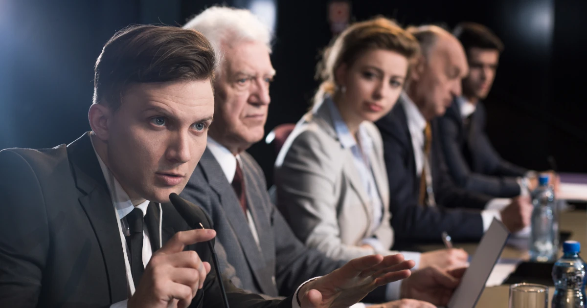 Foto von einer Pressekonferenz als Beispiel für einen Kanal in der Krisenkommunikation