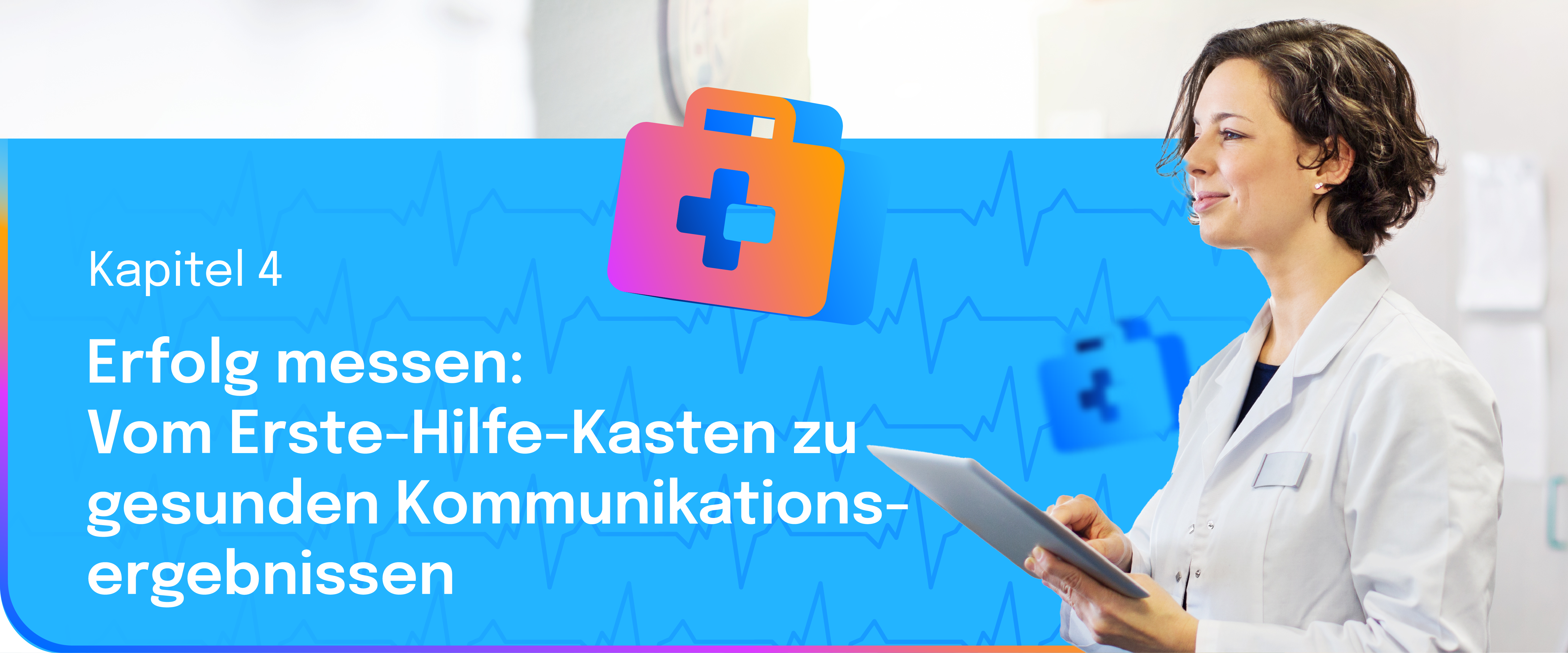 Ärztin hält ein Tablet und lächelt leicht; links daneben eine blau hinterlegte Fläche mit der Überschrift ‚Kapitel 4 – Erfolg messen: Vom Erste-Hilfe-Kasten zu gesunden Kommunikationsergebnissen‘ sowie einem bunten Erste-Hilfe-Symbol.