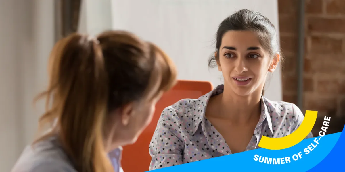 Zwei Personen im Gespräch über psychische Gesundheit am Arbeitsplatz