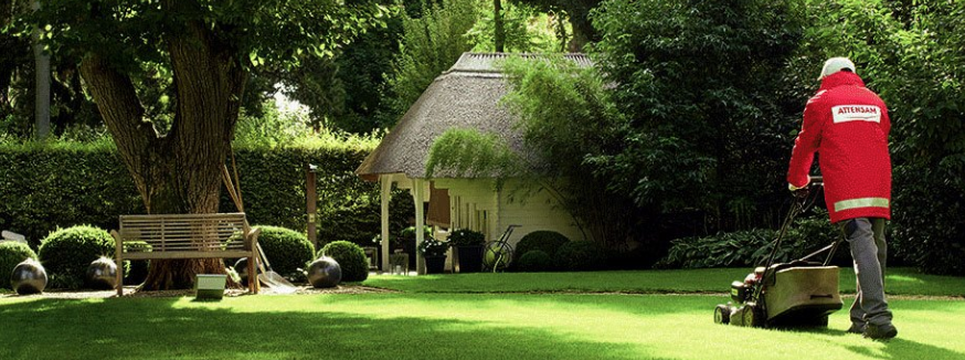 Attensam-Mitarbeiter mäht Rasen