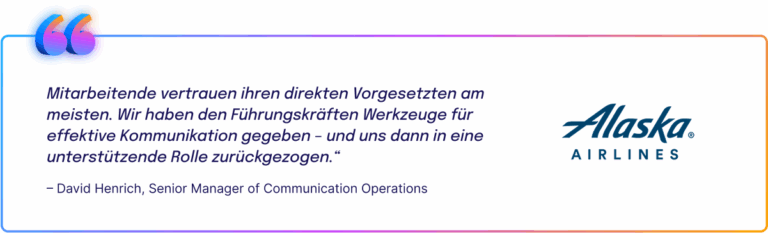 Zitat von David Henrich von Alaska Airlines: „Mitarbeitende vertrauen ihren direkten Vorgesetzten am meisten. Wir haben den Führungskräften Werkzeuge für effektive Kommunikation gegeben – und uns dann in eine unterstützende Rolle zurückgezogen.“ Rechts daneben das Logo von Alaska Airlines.