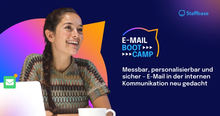 Lächelnde Frau am Laptop neben Text: E-Mail Bootcamp. E-Mail in der internen Kommunikation neu gedacht