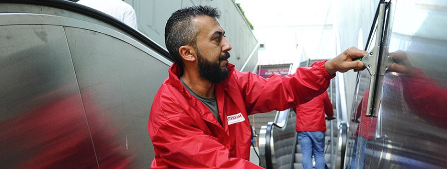 Attensam-Mitarbeiter reinigt eine Rolltreppe