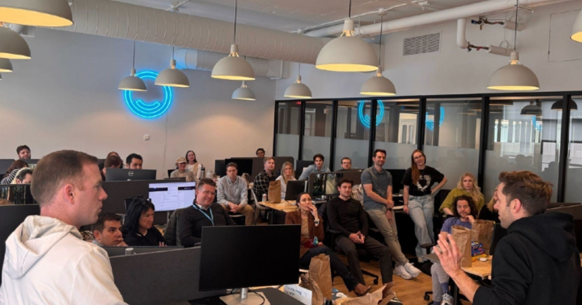 Martin Böhringer spricht im Staffbase-Büro in Minneapolis vor Mitarbeitenden