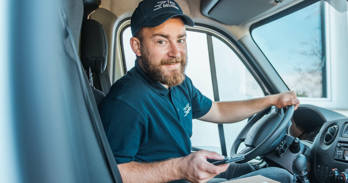 Paketfahrer mit Handy: Wie sieht der moderne Arbeitsplatz für ihn aus?