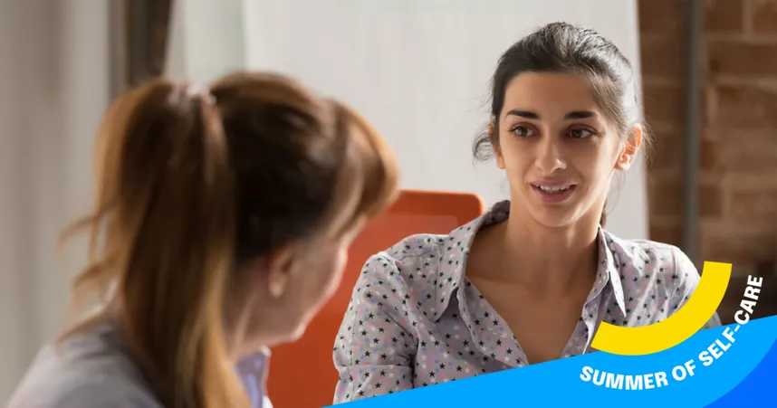 Zwei Personen im Gespräch über psychische Gesundheit am Arbeitsplatz