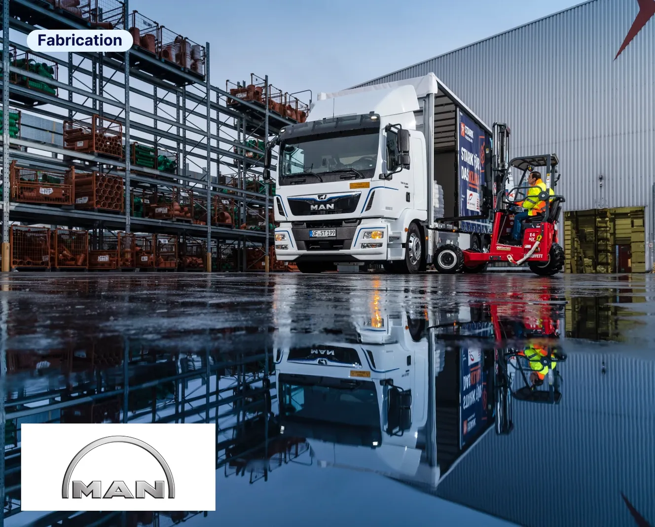 Un camion MAN blanc devant un entrepôt industriel, avec un cariste en gilet haute visibilité, illustrant le cas client Staffbase dans le secteur de la fabrication