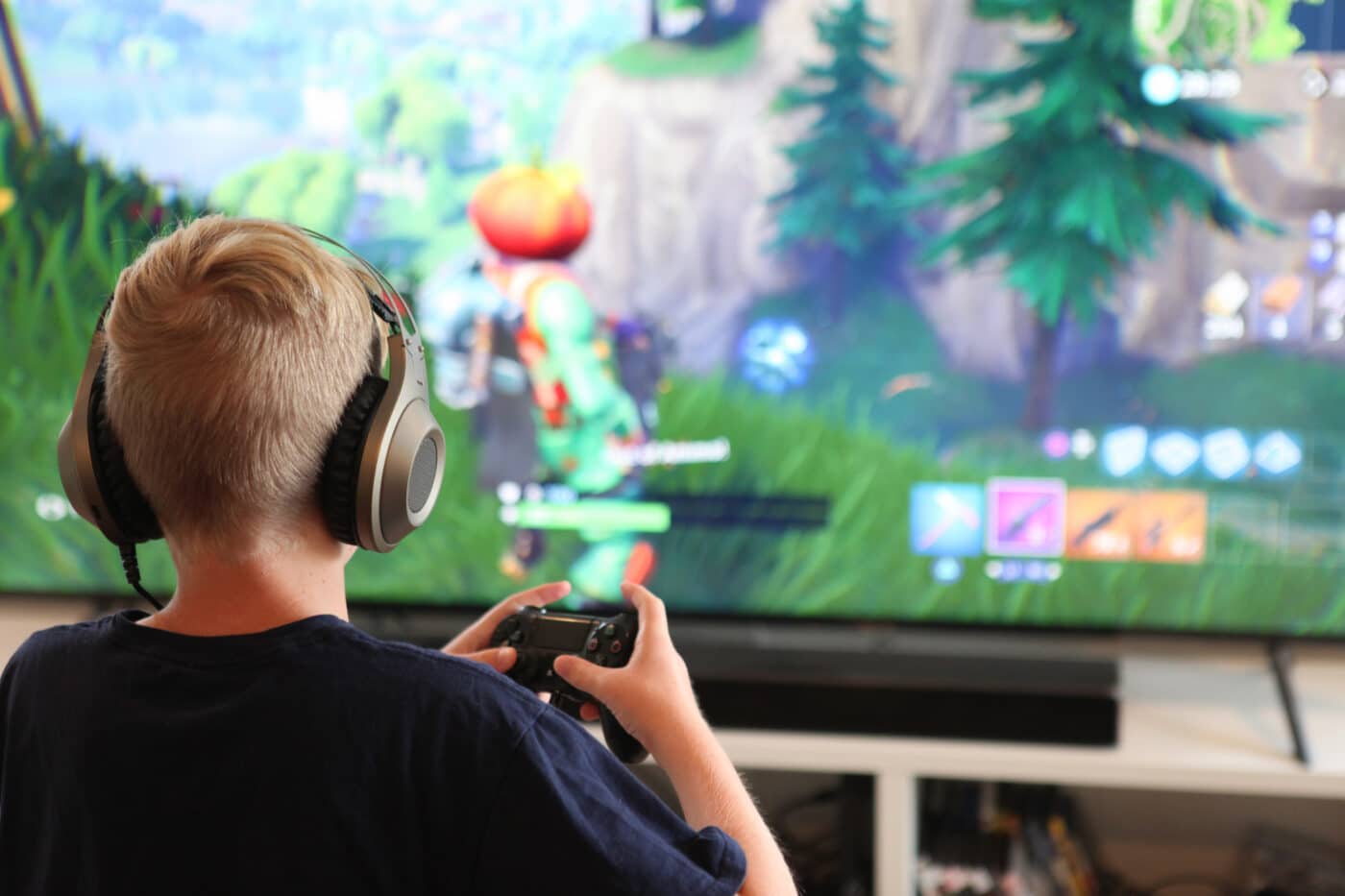 Foto eines Jungen, der Fortnite spielt