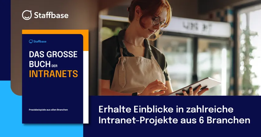 Werbegrafik von Staffbase mit dem Titel 'Das große Buch der Intranets – Praxisbeispiele aus allen Branchen'. Links ist ein 3D-Buchcover in Blau, Weiß und Orange zu sehen. Rechts steht eine junge Frau mit Brille und Schürze in einem Café oder Laden und tippt lächelnd auf einem Tablet. Darunter der Text: 'Erhalte Einblicke in zahlreiche Intranet-Projekte aus 6 Branchen.'